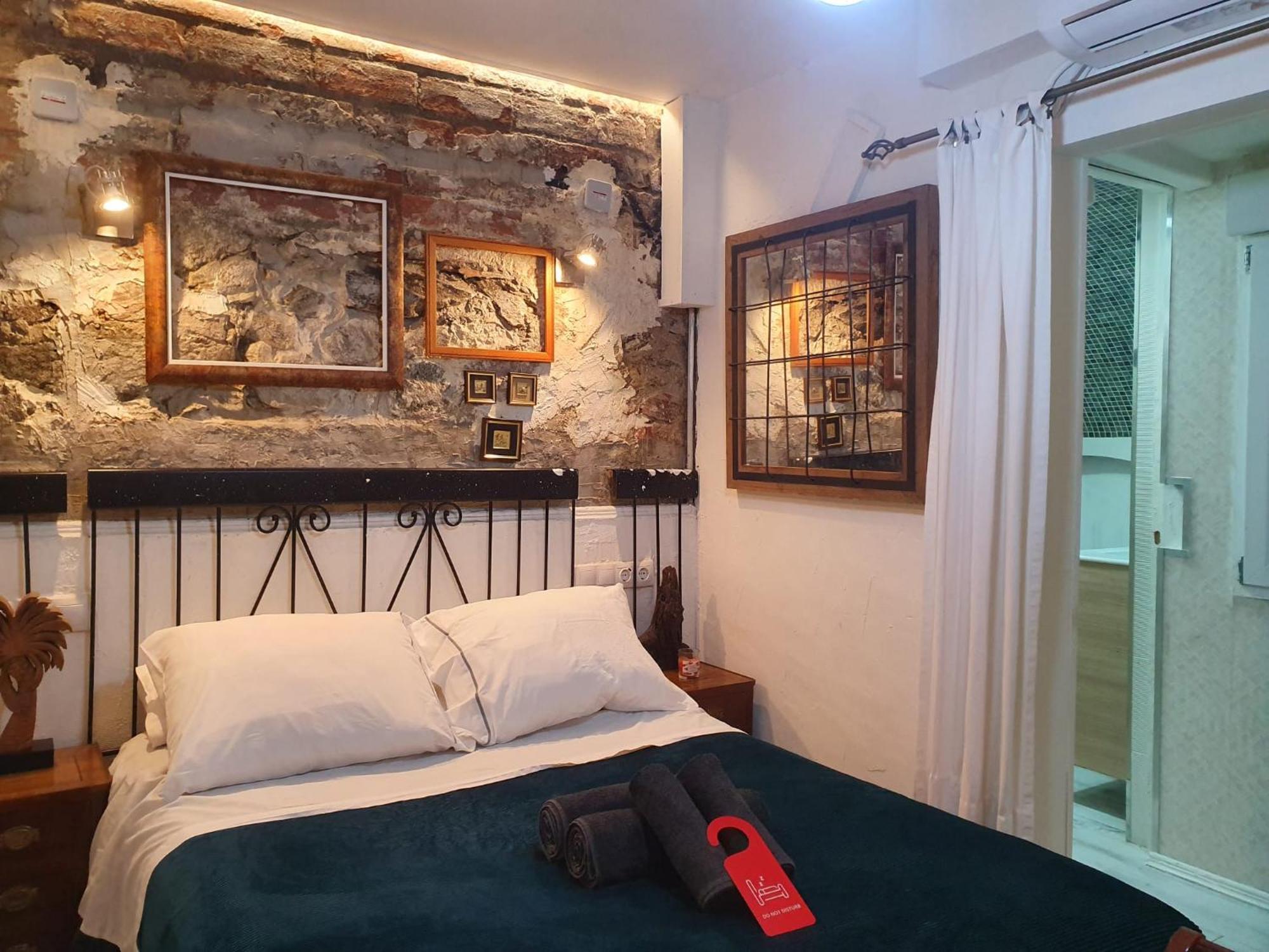 Studio Or Rooms With Private Bathroom Or Rooms With Shared Bathroom Βαρκελώνη Εξωτερικό φωτογραφία